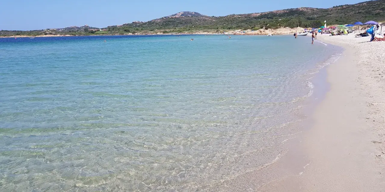 Acque cristalline e sabbia dorata sulla spiaggia Marina Maria. Un paradiso per rilassarsi sotto il sole.