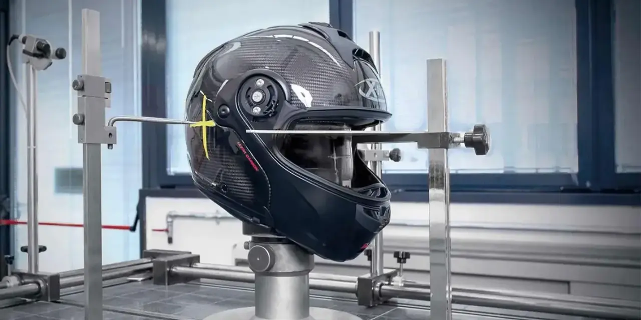 Casco da moto in carbonio sottoposto a test di impatto, per verificare la conformità alla normativa casco moto.