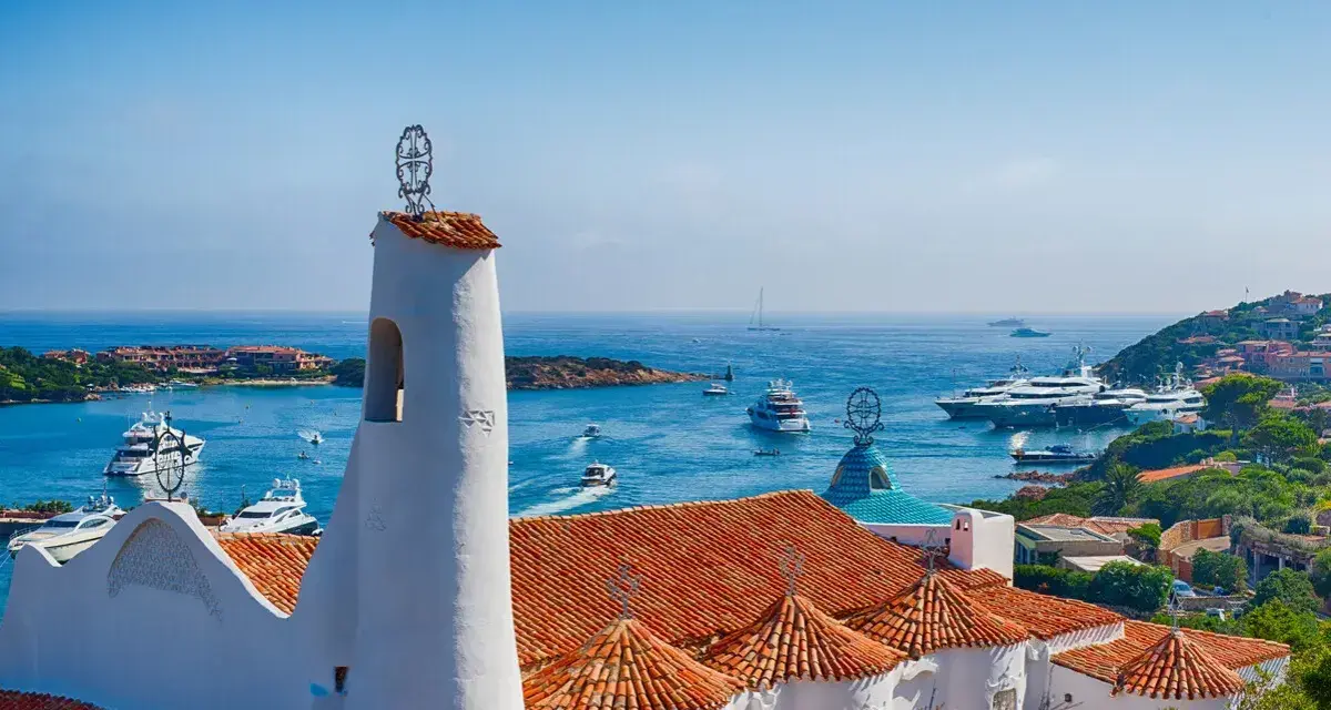 Porto Cervo: yacht di lusso e case bianche, un panorama da sogno per i suoi abitanti.