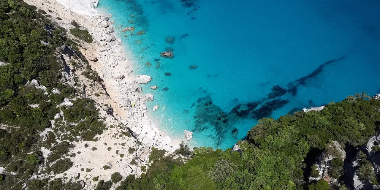 Una caletta nascosta tra rocce e macchia mediterranea, con acque cristalline che la rendono una delle 20 spiagge più belle della Sardegna.