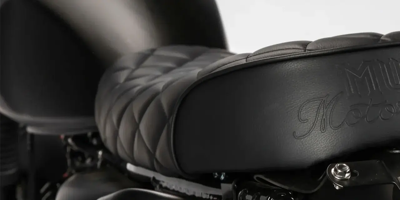Sella in pelle nera trapuntata per moto. Scopri come pulire la sella della moto per mantenerla come nuova.