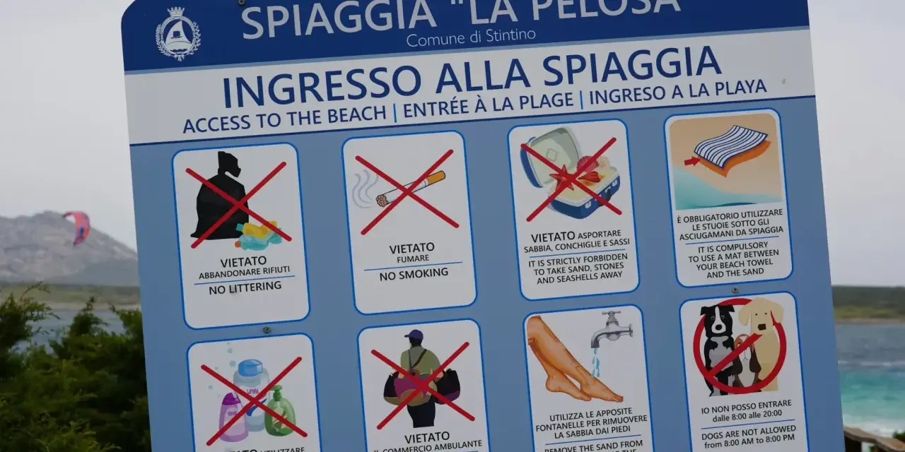 Cartello regole spiaggia La Pelosa, Stintino. Per sapere come arrivare a Stintino, segui le indicazioni per la spiaggia.