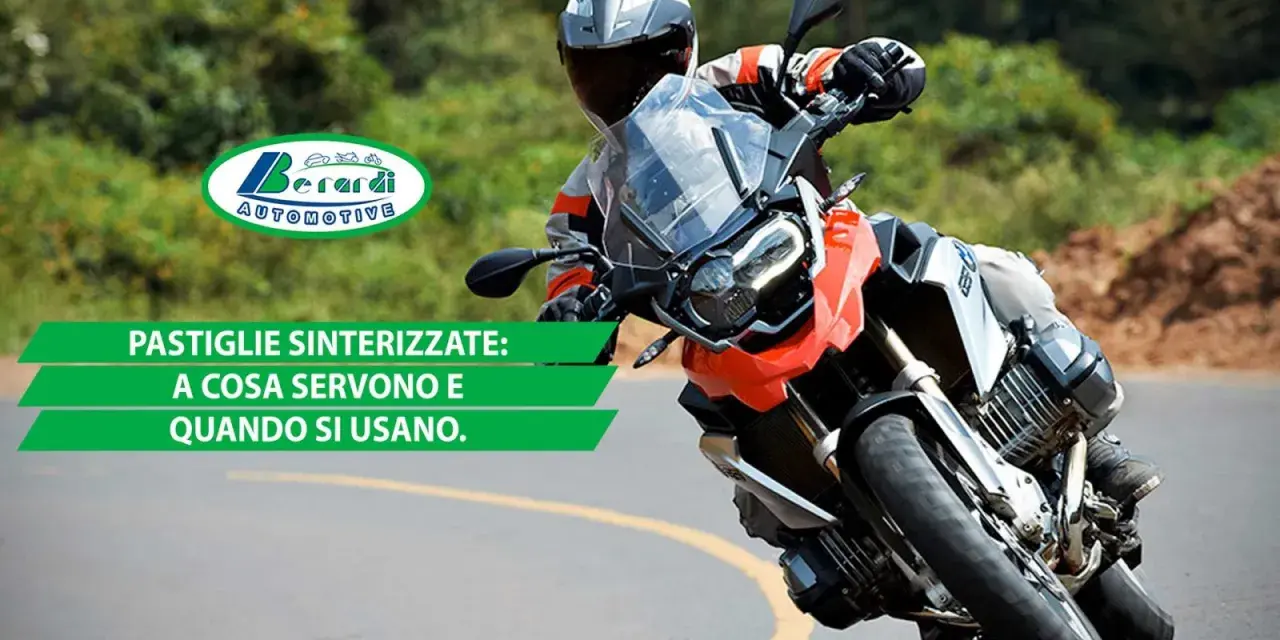 Motociclista in curva, con testo che parla di pastiglie sinterizzate. Il logo Berardi Automotive è visibile.