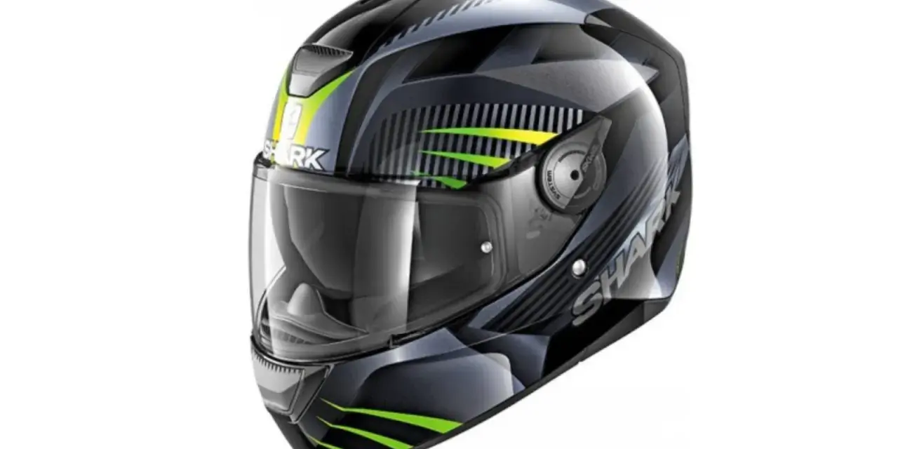 Casco Shark nero con grafica geometrica verde e gialla. È bene che il casco sia dotato di visiera trasparente per una guida sicura.