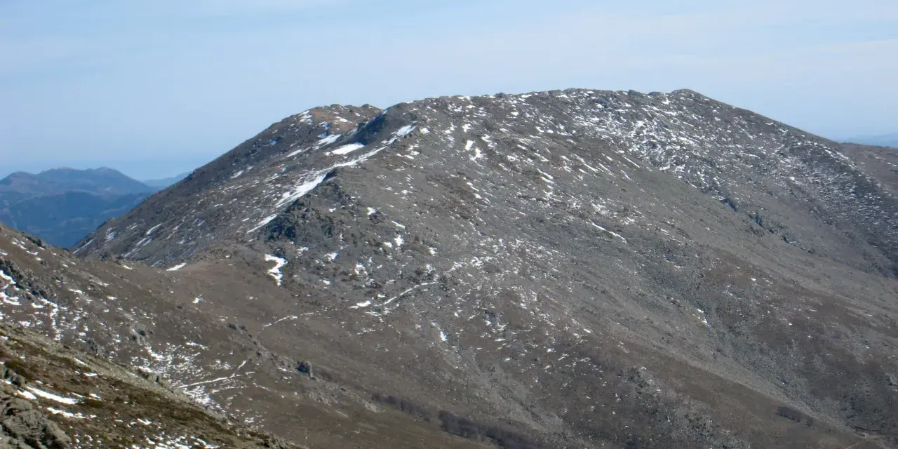 Vette innevate del Gennargentu, il comune più alto della Sardegna, con sentieri che si snodano sui pendii rocciosi.