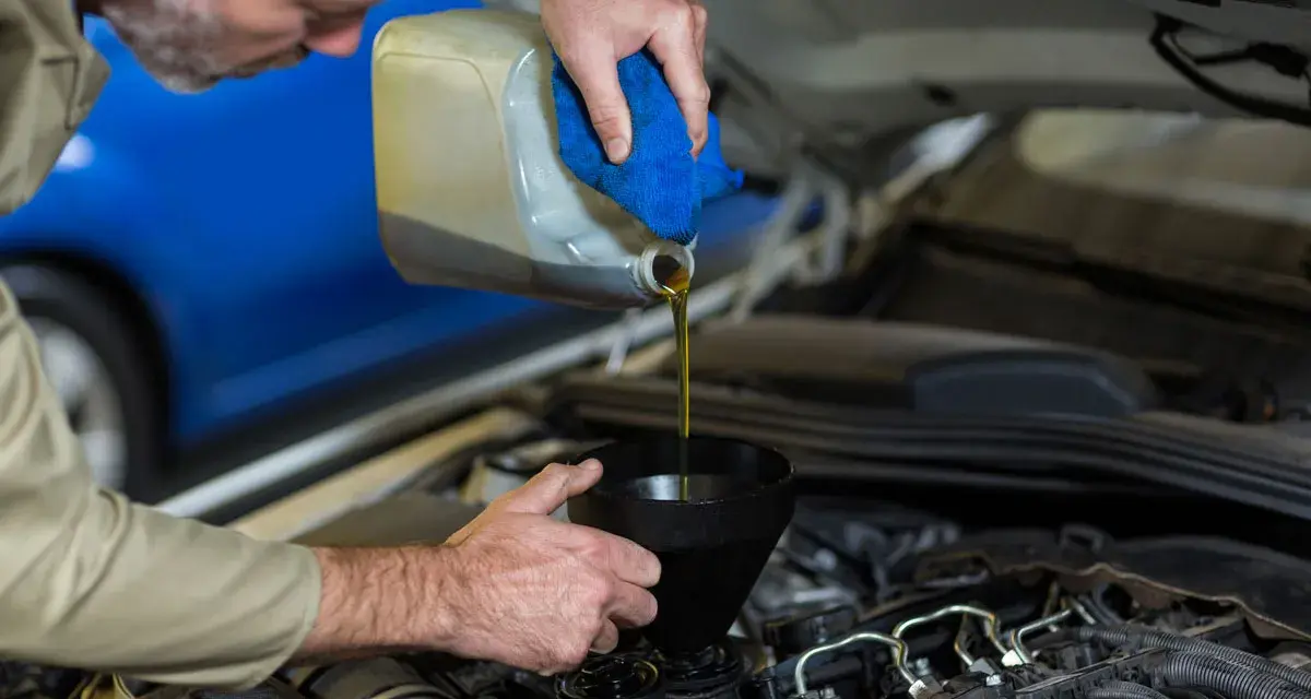 Meccanico versa olio nel motore. Cosa succede se metto olio 2 tempi in 4 tempi? Potrebbe danneggiare il motore.