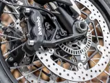 Primo piano della pinza freno Brembo e del disco forato, dettagli per la sostituzione pastiglie freni moto.