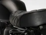 Sella in pelle nera trapuntata per moto. Scopri come pulire la sella della moto per mantenerla come nuova.