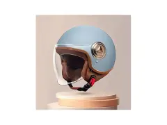 Caschi moto bambini taglie: un elegante casco jet azzurro con dettagli in ecopelle marrone e visiera trasparente, perfetto per la sicurezza dei più piccoli.