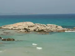 Scoglio di Peppino: arrivarci è facile, basta nuotare o camminare tra le rocce. L'acqua cristallina invita a esplorare.