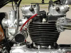 Motore bicilindrico **2 tempi moto** con carburatore cromato e tubo benzina rosso.