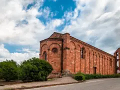 Chiesa romanica in pietra rossa, un gioiello da scoprire nel centro storico di Nuoro cosa vedere.