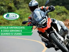 Motociclista in curva, con testo che parla di pastiglie sinterizzate. Il logo Berardi Automotive è visibile.