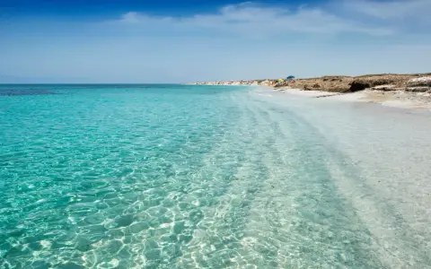 Acque cristalline e sabbia bianca sulle spiagge di Oristano, un paradiso per gli amanti del mare.