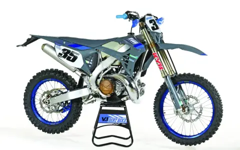 Moto a due tempi da cross, numero 35, con cerchi blu e forcella KYB.