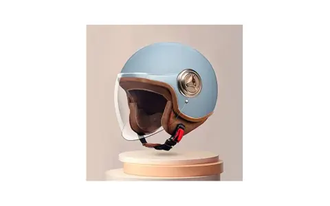 Caschi moto bambini taglie: un elegante casco jet azzurro con dettagli in ecopelle marrone e visiera trasparente, perfetto per la sicurezza dei più piccoli.
