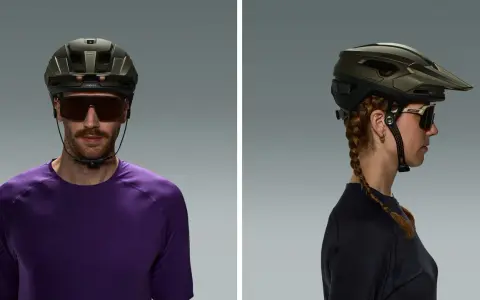 Uomo e donna indossano diversi tipi di casco da ciclismo, uno frontale e uno laterale, con occhiali sportivi.