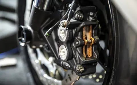 Pinza freno moto Galfer 35 con pastiglie in rame, pronta per affrontare ogni curva con sicurezza e precisione.