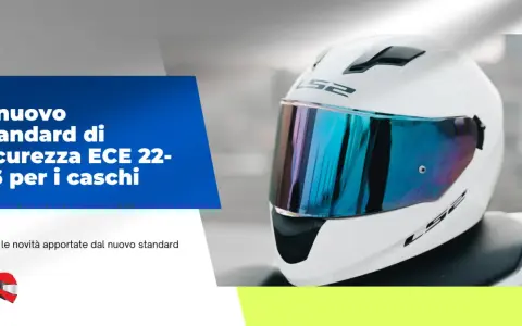 Casco bianco con visiera blu riflettente, con testo "Il nuovo standard di sicurezza ECE 22-06 per i caschi". Scopri come capire se un casco è omologato.