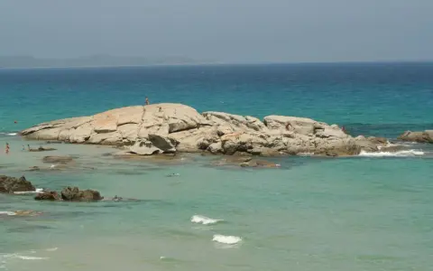 Scoglio di Peppino: arrivarci è facile, basta nuotare o camminare tra le rocce. L'acqua cristallina invita a esplorare.