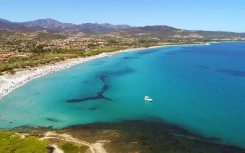 Spiaggia affollata e mare cristallino, un paradiso da scoprire. Ecco cosa vedere a Budoni per una vacanza indimenticabile.