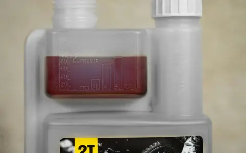Miscela moto 2T con indicatore graduato per preparare la giusta quantità di premix.
