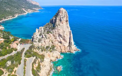 Scogliere mozzafiato e mare cristallino, ecco dove si trova Arbatax, con la sua iconica roccia rossa che emerge dalle acque turchesi.