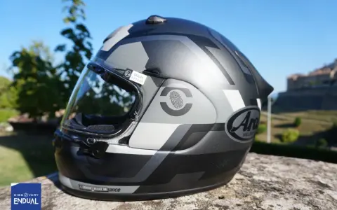 Casco moto Arai con grafica camouflage, visiera trasparente e adesivo di certificazione E4. Sicurezza garantita per ogni avventura.
