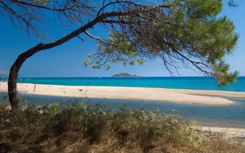 Spiaggia di Lotzorai: cosa vedere? Un'oasi di pace con sabbia dorata, mare cristallino e un fiume che sfocia dolcemente.