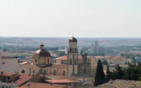 Panoramica di Sanluri: cosa vedere tra cupole, campanili e un paesaggio rurale.