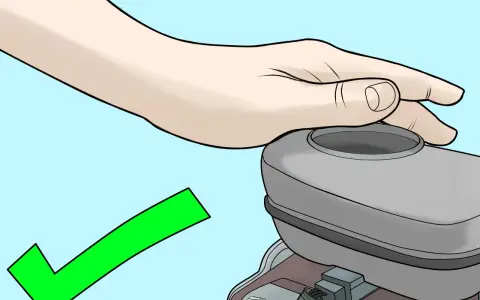 Mano che copre il serbatoio della pompa frizione, con segno di spunta verde. Procedura per come spurgare pompa frizione completata con successo.