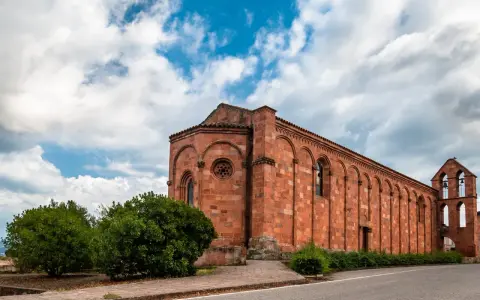 Chiesa romanica in pietra rossa, un gioiello da scoprire nel centro storico di Nuoro cosa vedere.