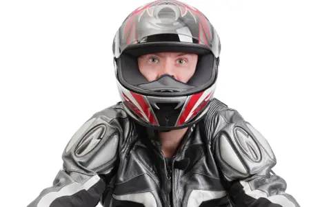 Motociclista con casco taglia S misura, pronto per la pista.