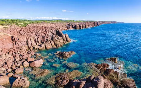Scogliere rosse e mare cristallino, un panorama mozzafiato per scoprire cosa vedere a Sant'Antioco.