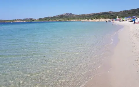 Acque cristalline e sabbia dorata sulla spiaggia Marina Maria. Un paradiso per rilassarsi sotto il sole.