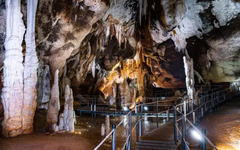 Stupende formazioni calcaree e stalattiti illuminano le grotte Santa Barbara, con passerelle che invitano all'esplorazione di questo mondo sotterraneo.