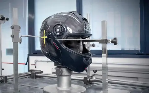 Casco da moto in carbonio sottoposto a test di impatto, per verificare la conformità alla normativa casco moto.