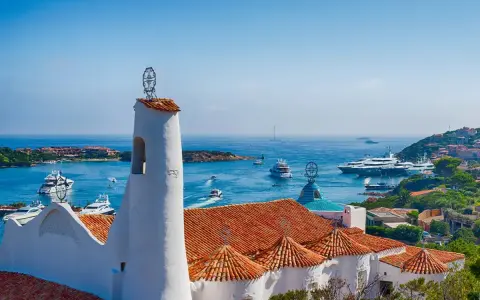 Porto Cervo: yacht di lusso e case bianche, un panorama da sogno per i suoi abitanti.