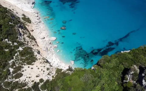 Una caletta nascosta tra rocce e macchia mediterranea, con acque cristalline che la rendono una delle 20 spiagge più belle della Sardegna.