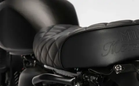 Sella in pelle nera trapuntata per moto. Scopri come pulire la sella della moto per mantenerla come nuova.