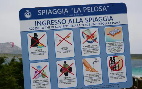 Cartello regole spiaggia La Pelosa, Stintino. Per sapere come arrivare a Stintino, segui le indicazioni per la spiaggia.