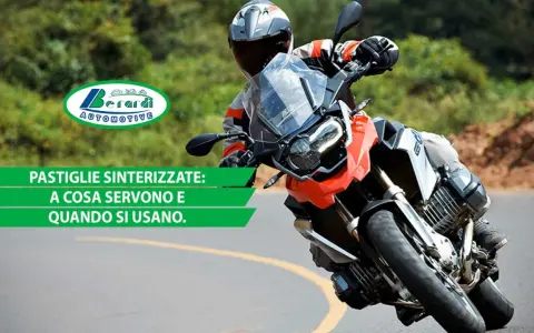 Motociclista in curva, con testo che parla di pastiglie sinterizzate. Il logo Berardi Automotive è visibile.