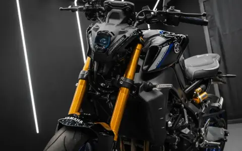 Yamaha MT-09 pronta per il lavaggio moto, con forcelle dorate brillanti e dettagli neri aggressivi.