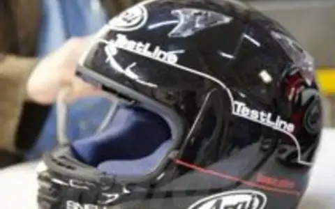 Casco da moto nero lucido con logo "TestLine" e certificazione Snell E1.