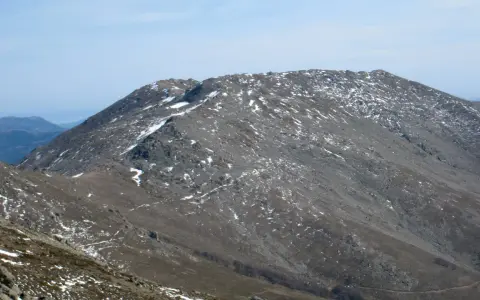 Vette innevate del Gennargentu, il comune più alto della Sardegna, con sentieri che si snodano sui pendii rocciosi.