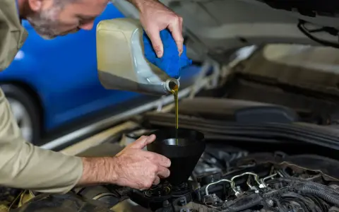 Meccanico versa olio nel motore. Cosa succede se metto olio 2 tempi in 4 tempi? Potrebbe danneggiare il motore.