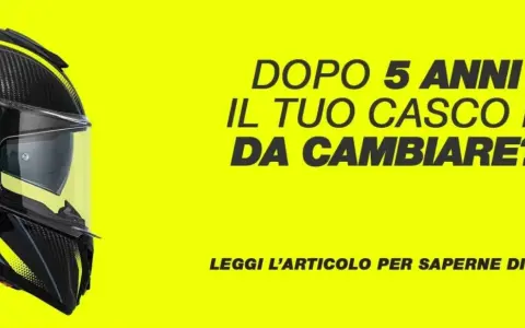 Casco da moto in carbonio con dettagli gialli. Le sue parti, come la visiera e la calotta, sono visibili. Il testo suggerisce di cambiare il casco dopo 5 anni.