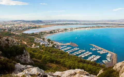 Vista panoramica del **percorso** verso la **Sella del Diavolo**, con il porto turistico, la spiaggia e la città sullo sfondo.