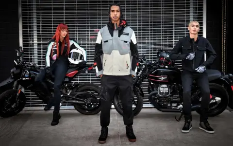 Moda moto: come vestirsi per andare in moto donna, con outfit moderni e protettivi. Tre persone con moto.