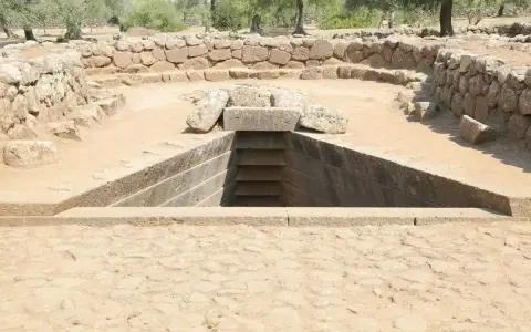 Il pozzo di Santa Cristina, un luogo avvolto dalla leggenda, con la sua scala a gradoni che scende nell'oscurità.